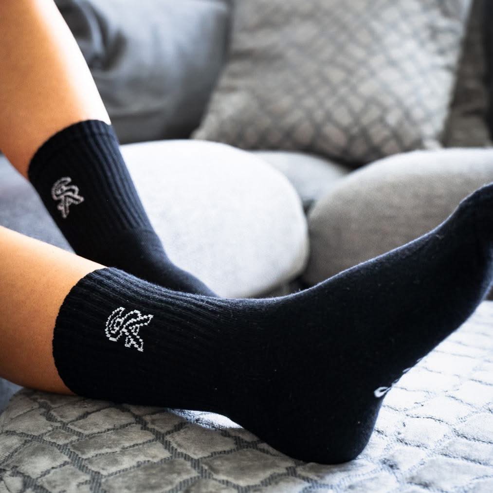 Zwarte Sockly Essential sokken tijdens ontspannen op de bank