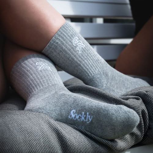 Grijze Sockly Essential sokken tijdens ontspannen op de bank